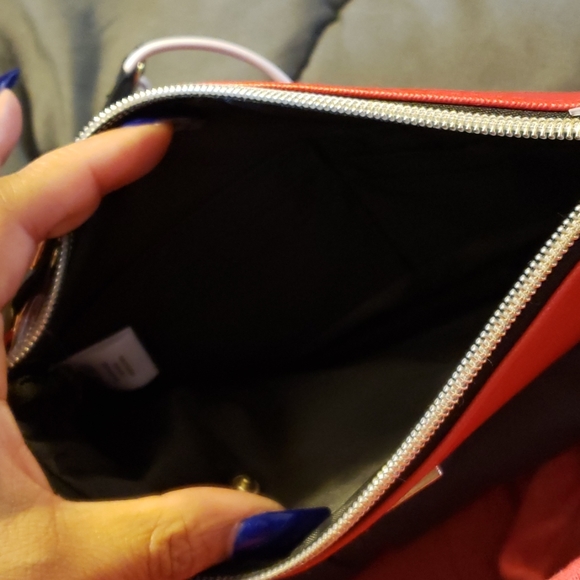 Large wristlet with attached usb charger - Picture 4 of 4